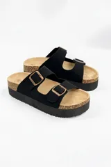 Sandalias de plataforma color negro, con dos tiras anchas ajustables mediante hebillas metálicas doradas, plantilla anatómica con acabado símil corcho y suela dentada.
