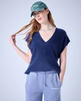 Sweater sin mangas de cuello V, color azul marino, confeccionado en cashmere.