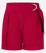 Short de vestir rojo de cintura alta, con cinto de hebillas media luna dobles en la cintura, pliegues y bajo plegado.