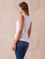 Musculosa amarilla de algodón con cuello redondo y sisas anchas.