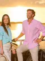 Camisa de lino celeste de manga larga con cuello abotonado y cierre frontal de botones.
