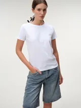 Remera básica blanca de manga corta, con cuello redondo y corte recto de calce cómodo.