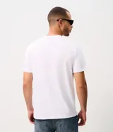 Remera blanca de manga corta y cuello redondo con estampa frontal inspirada en The Beatles.