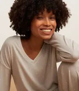 Conjunto de pijama largo color gris claro con pequeños lunares blancos. El top es de manga larga con escote en V y el pantalón tiene cintura elástica.