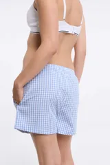 Short de tela a cuadros celeste y blanco con cintura elástica y bolsillos laterales.