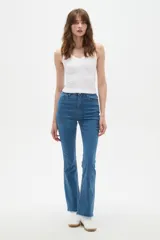 Musculosa blanca de bretel ancho, con cuello en V y ajuste al cuerpo.