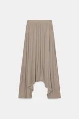 Pantalón bombacho fluido color beige, de tiro bajo y cintura elástica, confeccionado en hilatura de lyocell.