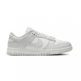 Championes Nike Dunk Low de diseño clásico, confeccionados en cuero sintético con una combinación de colores blanco y negro.