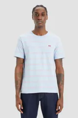 Remera celeste con rayas horizontales blancas y rojas, de corte estándar y manga corta.