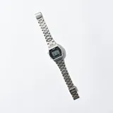 Reloj digital plateado con pantalla LCD, marca Sami, modelo Naurú.