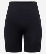 Bermuda deportiva de tiro alto con cintura ancha, confeccionada en tejido seamless texturizado de alta elasticidad.