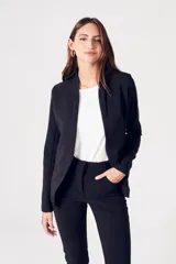Blazer negro con solapas grandes y corte holgado.