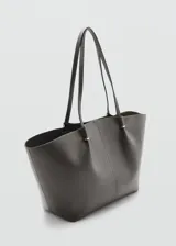 Bolso tipo shopper de efecto piel en color marrón oscuro, con diseño estructurado, doble asa de hombro y cierre de botón magnético.
