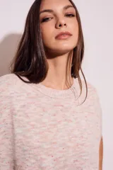 Chaleco de punto color crema con detalles en rosa y celeste, de corte holgado y mangas cortas.