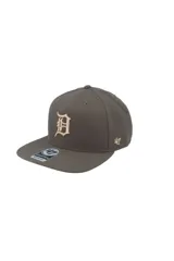 Gorra tipo snapback con corona estructurada y visera plana. Presenta el logo de los Detroit Tigers bordado en relieve en el frente y el logo de la marca 47 en el lateral.