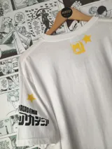 Remera blanca con estampado de All Might, personaje del anime Boku no Hero Academia, con detalles en vinilo textil.