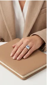 Anillo de plata con cristal cuadrado celeste facetado de corte tipo cojín.