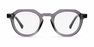 Lentes con protección blueblocker y montura de bio acetato color gris, con diseño de parte superior plana y ángulos inferiores redondeados.