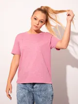 Remera rosa de algodón, manga corta y cuello redondo.