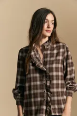 Camisa de algodón a cuadros con volados frontales, cuello estilo mao y mangas largas con puños ajustados.