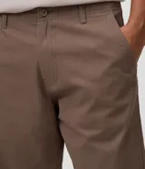 Bermuda slim de sarga color beige, con cintura con trabilla, cierre tradicional y bolsillos laterales.