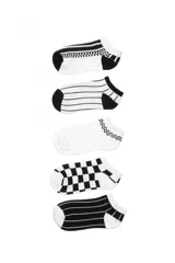 Pack de cinco pares de medias tobilleras blancas con diferentes estampados en negro: rayas horizontales, damero, y diseño geométrico.
