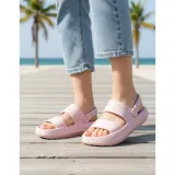 Chancletas tipo gomones de diseño ergonómico, color verde oliva, con doble tira ancha en el empeine y tira trasera ajustable. Fabricadas en material sintético antideslizante con suela de plataforma.