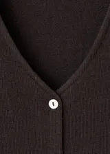 Cardigan de punto color marrón oscuro, con cuello en V, cierre frontal de botones, manga larga y diseño recto con lazo ajustable en la cintura.