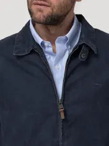 Chaqueta azul navy RKF de gabardina, con cuello camisero, cierre frontal de cremallera y bolsillos ribeteados en los laterales.