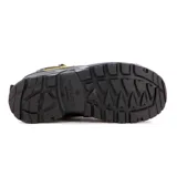 Botas de seguridad Diadora modelo Out M Cross Sport, color negro y gris con detalles en amarillo. Presentan cordones amarillos, suela robusta y logo de la marca en el lateral.
