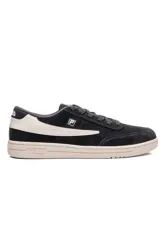 Championes deportivos Fila Tennis 88 Sport, color azul marino de gamuza con suela de goma blanca, detalles en rojo en el talón y el logo característico de la marca en el lateral.