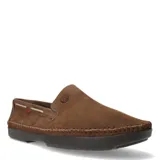 Mocasines de hombre estilo náutico, confeccionados en gamuza color marrón, con costuras decorativas visibles en el contorno y suela de goma oscura.