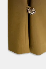 Pantalón de tiro alto con pernera recta, cierre frontal con cremallera, botón interior y gancho, y detalle de botones dorados en la parte posterior del bajo.