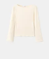 Camiseta entallada de color beige, con cuello barco y manga larga.