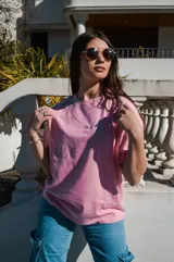 Remera de algodón interlock color rosa, de corte relajado, con mangas cortas y detalle de bordado tono sobre tono en el pecho.