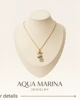 Collar de bronce con cadena fina dorada y dije colgante en forma de caballito de mar con detalles en esmalte celeste.