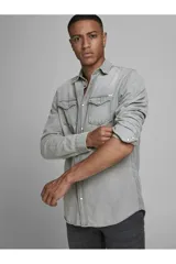 Camisa de denim gris con cuello clásico, cierre con botones y corte slim fit.
