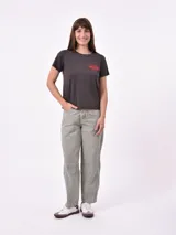 Remera de algodón color verde musgo, con cuello redondo, mangas cortas y estampa frontal con la frase 'thank u, next' en color negro.