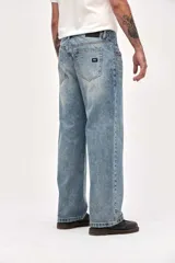 Jean de corte holgado en cadera, cintura y piernas, con un lavado claro y diseño de estilo relajado.
