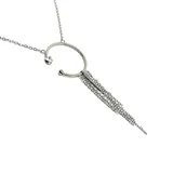 Collar plateado con dije circular abierto del que cuelgan tres cadenas finas. El collar tiene una circonia engarzada en un extremo del círculo.