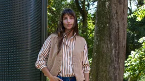 Jean de corte recto y tiro medio, confeccionado en denim azul clásico con costuras en contraste. Presenta un diseño de cinco bolsillos y cierre frontal con botón metálico.