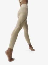Legging deportivo 7/8 de tiro alto, color negro con detalles de líneas termoselladas en color dorado que recorren las piernas. Cuenta con bolsillos laterales y tejido compacto de alta sujeción.