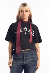 Corbata de poliéster color borgoña con estampado geométrico y logo de la marca serigrafiado en blanco.