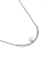 Gargantilla plateada con dije en forma de U con circonias engarzadas y una perla.
