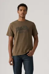 Remera Levi's de manga corta en color verde militar, con cuello redondo y diseño holgado. Presenta un estampado gráfico frontal con la inscripción 'Red Tab' y detalles de texto en tono oscuro.