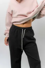 Buzo oversize de cuello redondo, confeccionado en algodón suave con interior frizado. Presenta un diseño de líneas simples, corte relajado y mangas largas con puños ajustados.