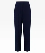 Pantalón de corte recto y estilo sastre, color azul marino, con bolsillos laterales tipo cuchillo y cierre frontal.