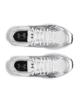 Championes deportivos Under Armour modelo Sola, con diseño retro y futurista. Presentan una base de malla blanca con superposiciones en color plateado metalizado, entresuela de EVA acolchada y suela de goma negra.