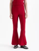 Pantalon de tejido de punto color rojo, con ajuste al cuerpo y botamanga ancha tipo oxford con detalle de pliegues verticales.