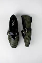 Guillerminas flat de ecocuero color beige con diseño calado en rombos y detalles en negro charol en la puntera y tira con hebilla dorada.